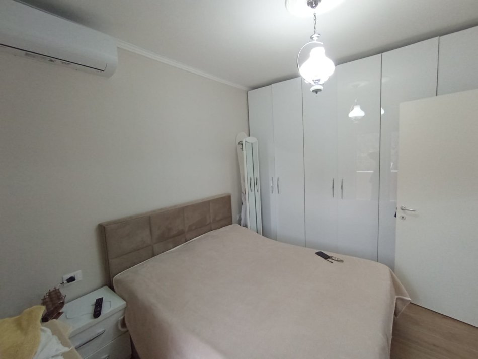 Tirane, jepet me qera apartament 1+1+Aneks+Ballkon Kati 4, 70 m² 500 € (kodra e diellit)