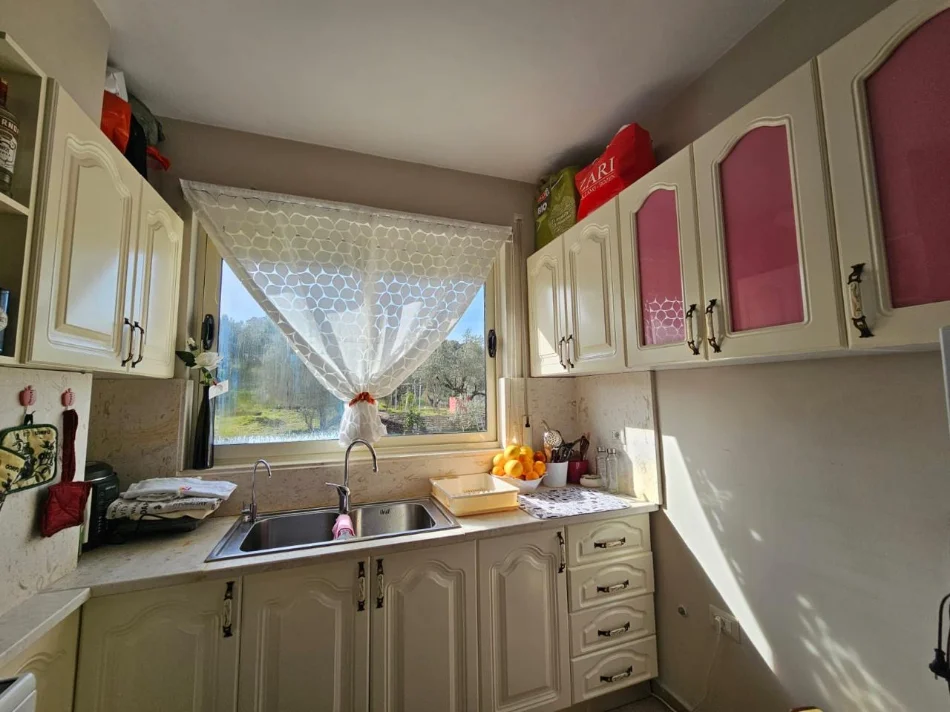 Tirane, jepet me qera apartament 1+1 Kati 2, 45 m² 400 € (Rruga Peti Liqeni i Thate)