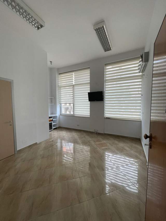 Tirane, jepet me qera zyre Kati 2, 30 m² 300 Euro (Myslym Shyri)
