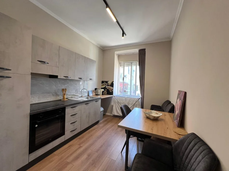 Tirane, jepet me qera apartament 1+1+Aneks Kati 2, 68 m² 750 € (”Shallvaret”- Tiranë.)