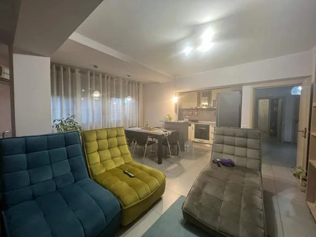 Tirane, shes apartament Kati 3, 100 m² 250.000 Euro (Rruga Barrikadave)