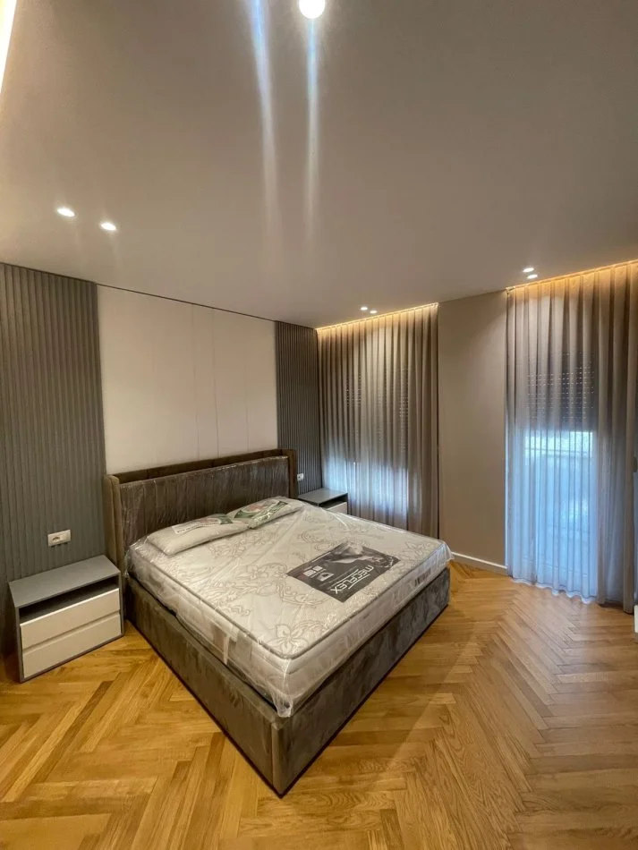 Tirane, jepet me qera apartament 3+1+Aneks+Ballkon Kati 5, 150 m² 2.500 € (Rruga e Kosovareve)