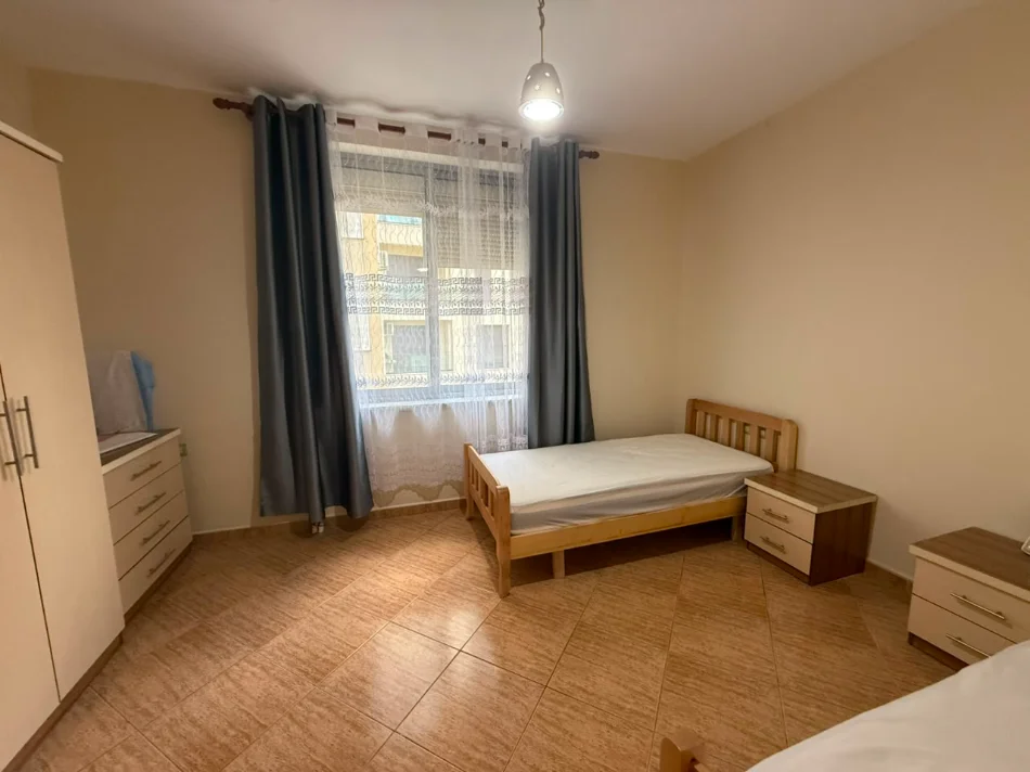 Tirane, jepet me qera apartament 2+1+Ballkon Kati 5, 94 m² 750 € (Rruga e Kosovareve)