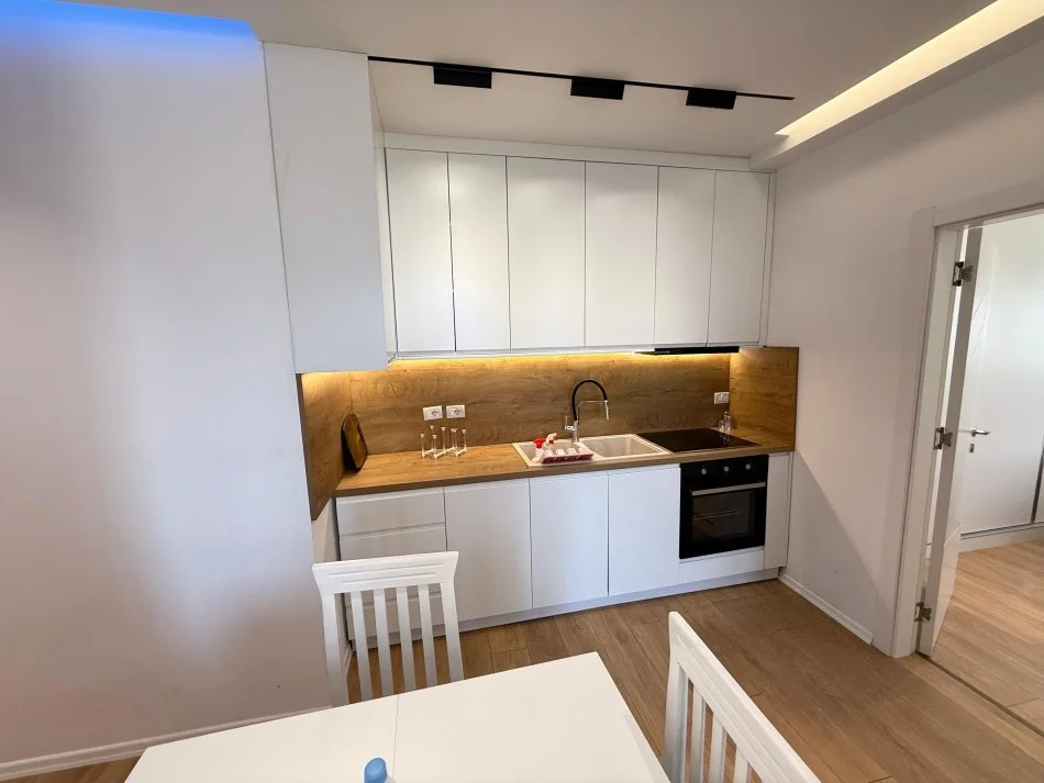 Tirane, jepet me qera apartament 2+1 Kati 1, 96 m² 600 € (Tregu ushqimor ,rruga hamdi pepo)