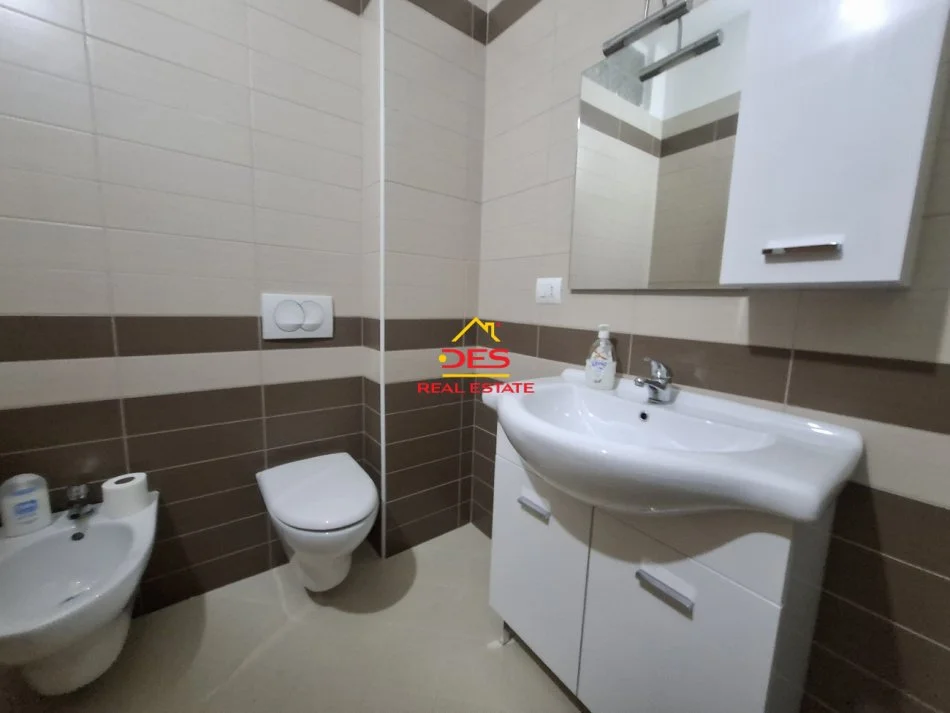 Vlore, jepet me qera apartament 1+1+Ballkon Kati 1, 75 m² 400 € (Rruga Çamëria)