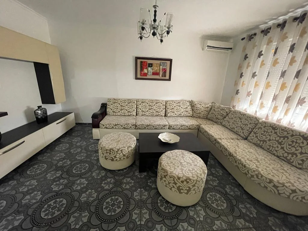 Shitet Apartament 1+1 Ne Kombinat[ID PE14]