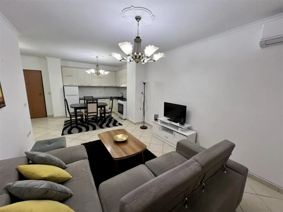 Tirane, jepet me qera apartament 2+1+Ballkon Kati 4, 98 m² 600 € (Rruga Tish Daija)