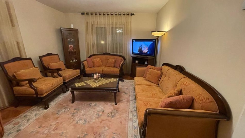 Prizren, shes  komplet mobiljesh për sallon –  stil klasik dhe elegant 1.250 € Cmimi esht i diskutushem .