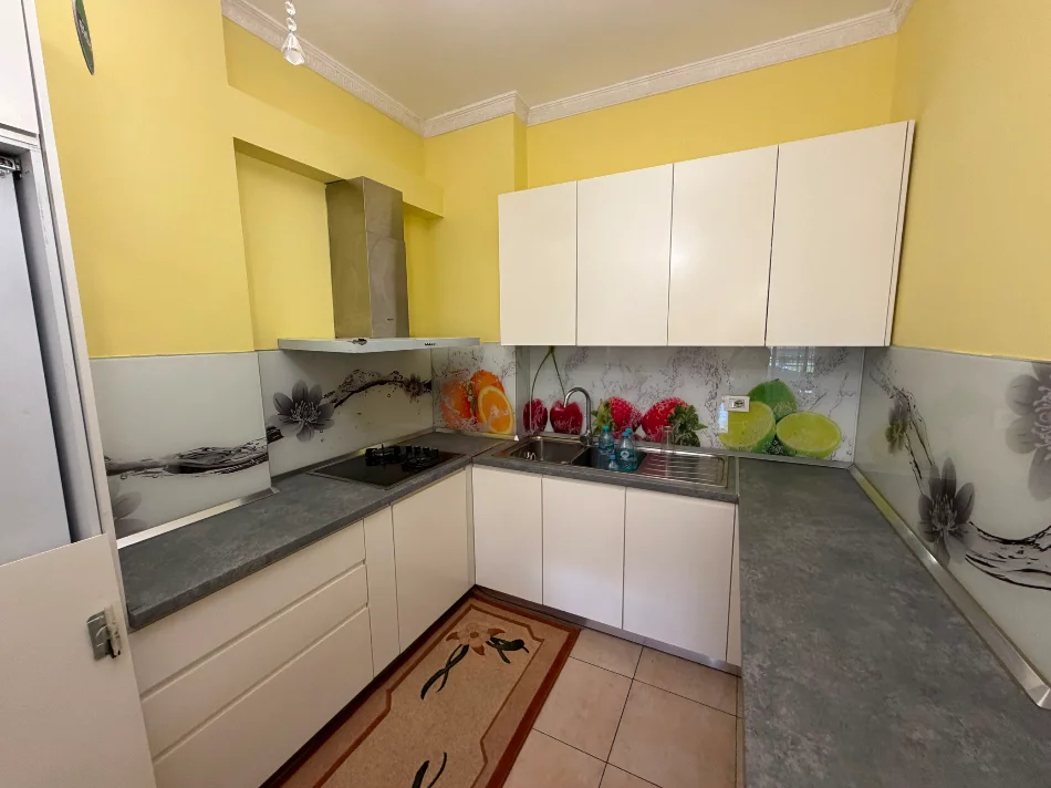 Tirane, jepet me qera apartament 2+1+Ballkon Kati 3, 95 m² 500 € (Apartament 2+1 Per Qera Plotesisht I Mobiluar)