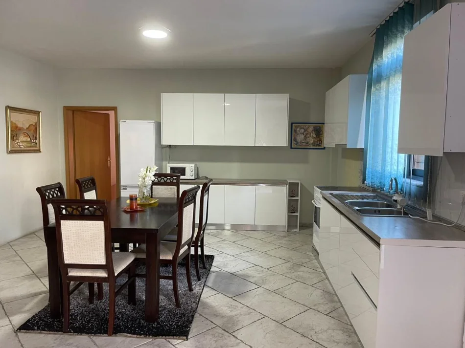 Tirane, jap me qera apartament ,Kati 1, 160 m² 650 € (Pazari i ri)