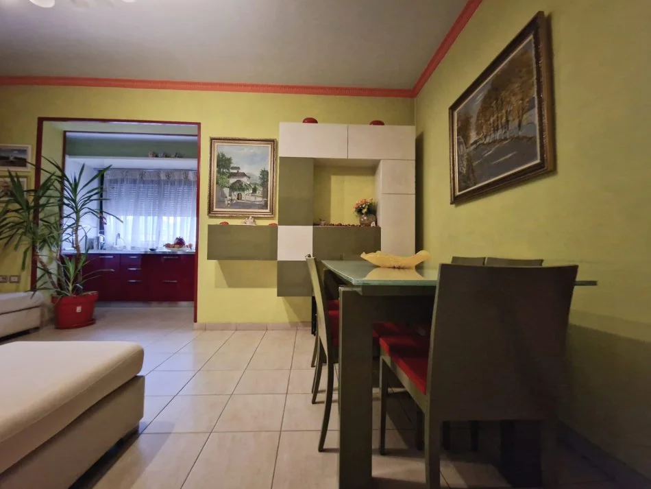 Tirane, jepet me qera apartament 2+1 Kati 4, 85 m² 500 € (stacioni trenit)