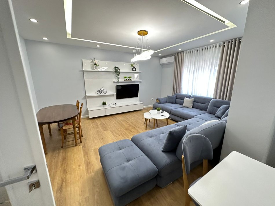Tirane, jepet me qera apartament 2+1 Kati 4, 114 m² 850 € (zogu i zi)