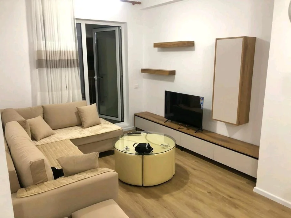 Tirane, jepet me qera apartament 1+1+Ballkon Kati 3, 60 m² 500 € (Ali Dem)