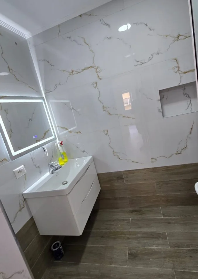 Tirane, shitet apartament 2+1+Ballkon Kati 7, 96 m² 210.000 € (Rr e Kavajes)