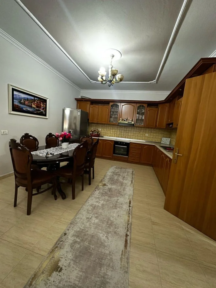Tirane, jepet me qera apartament 2+1+Ballkon Kati 2, 140 m² 700 € 