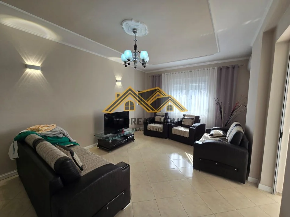 Durres, jepet me qera apartament 1+1 Kati 8, 70 m² 400 € (ISH URT)