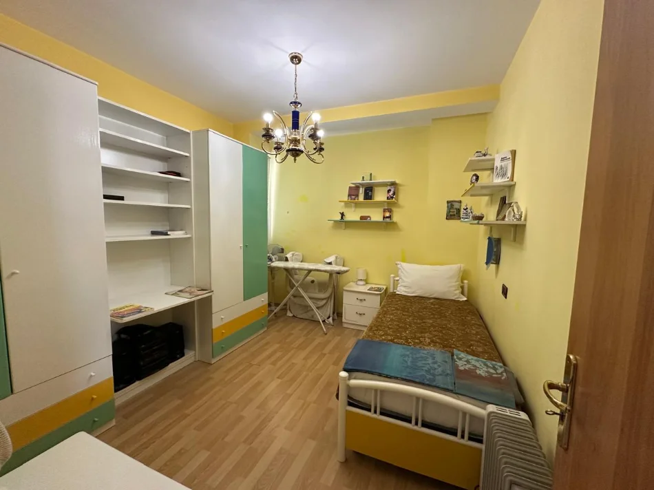 Tirane, jepet me qera apartament 2+1 Kati 2, 90 m² 600 € (Rruga Fortuzi ,Ministria e Drejtesis)