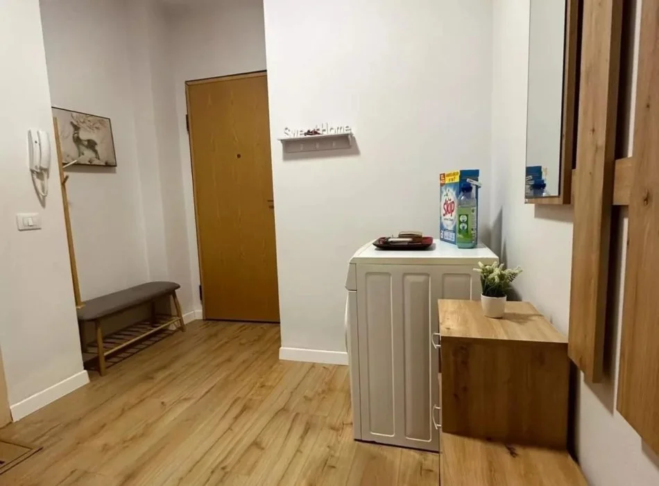 Tirane, jepet me qera apartament 1+1+Ballkon Kati 3, 65 m² 500 € (Liqeni i Thate)