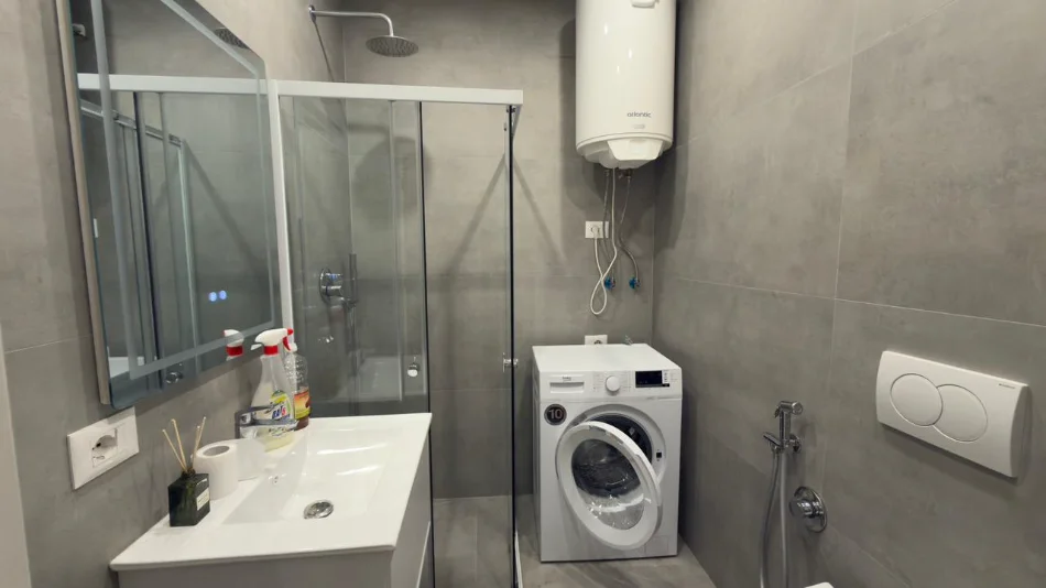 Tirane, jepet me qera apartament 1+1 Kati 8, 65 m² 600 € (Ali Demi)