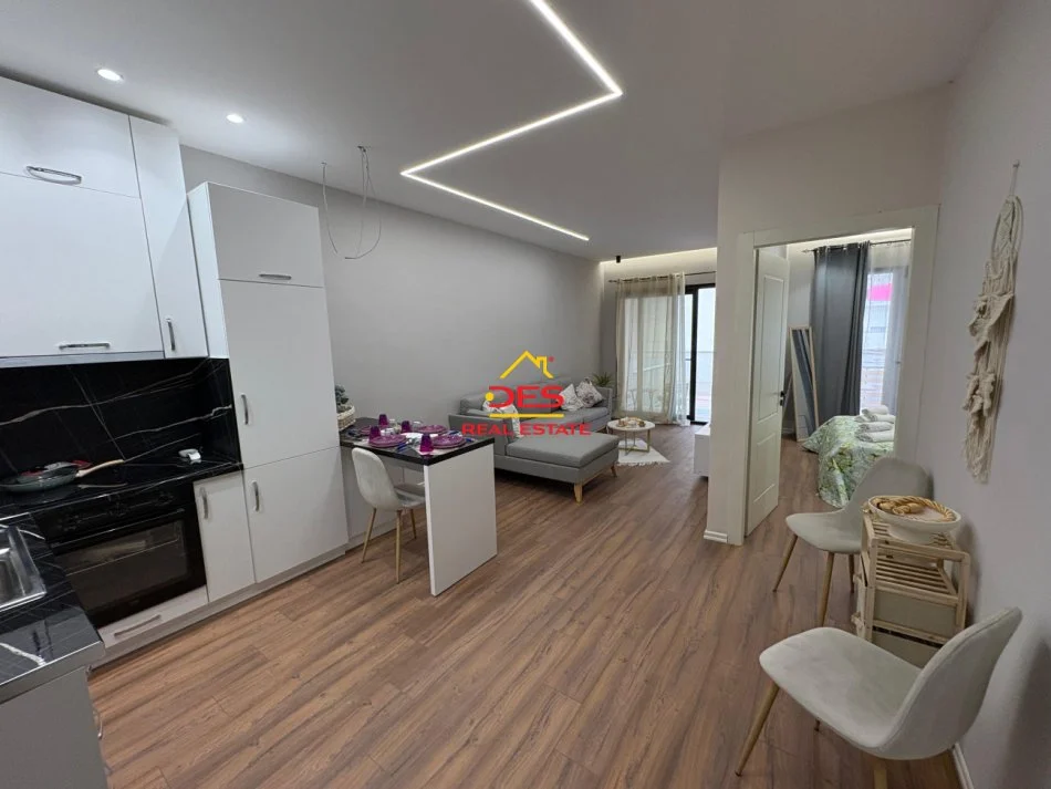 Vlore, jepet me qera apartament 1+1+Ballkon Kati 2, 80 m² 500 € (Rruga Çajupi)