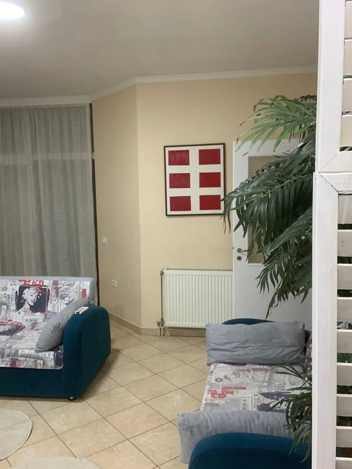 Tirane, jepet me qera apartament 1+1+Ballkon Kati 3, 66 m² 650 € (Kika 1 , Komuna e Parisit)