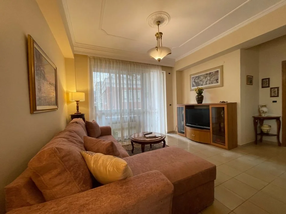 Tirane, jepet me qera apartament 2+1+Ballkon Kati 7, 90 m² 800 € (Blloku)