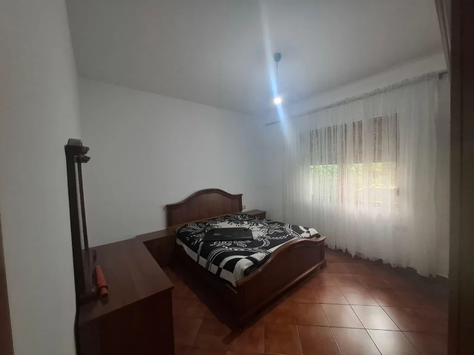 Tirane, jepet me qera apartament 1+1+post parkimi Kati 1, 70 m² 40.000 Lek (Lokal 2 Palmat ne Astir)