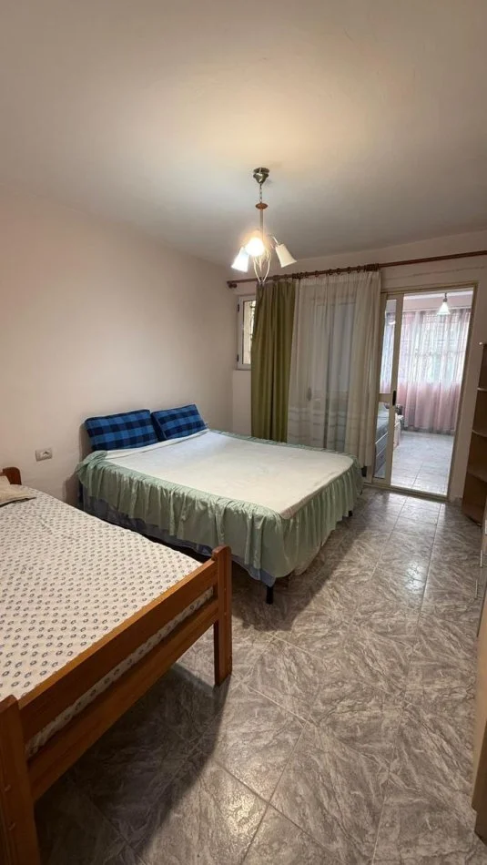 Tirane, jepet me qera apartament 2+1 Kati 1, 90 m² 500 € (Varri Bamit)