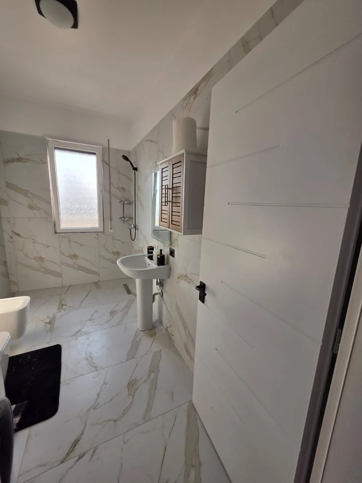 Tirane, jepet me qera apartament 2+1 , 109 m² 500 € (paskuqan)