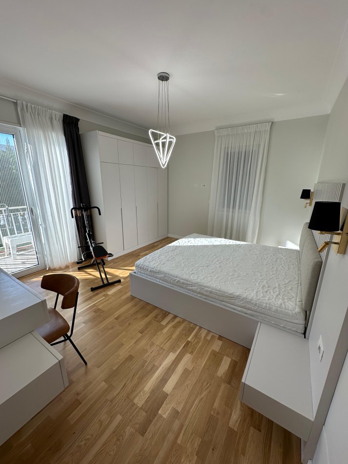 Tirane, jepet me qera apartament 2+1+Ballkon Kati 2, 129 m² 1.499 € (TEG)