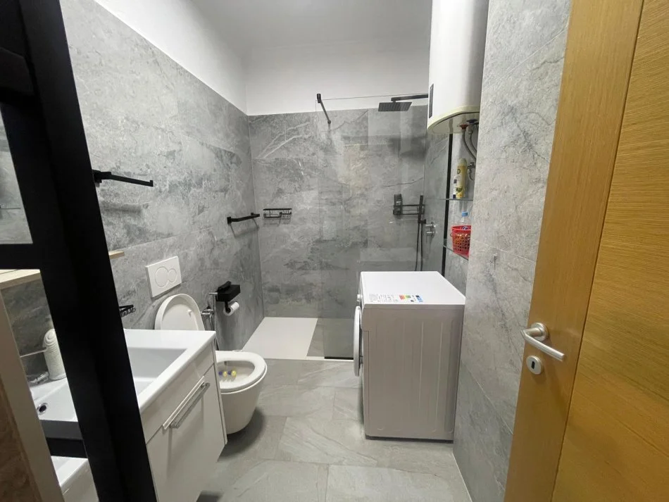 Tirane, jepet me qera apartament 3+1 Kati 4, 134 m² 1.200 € (Prane Radisson Collection)