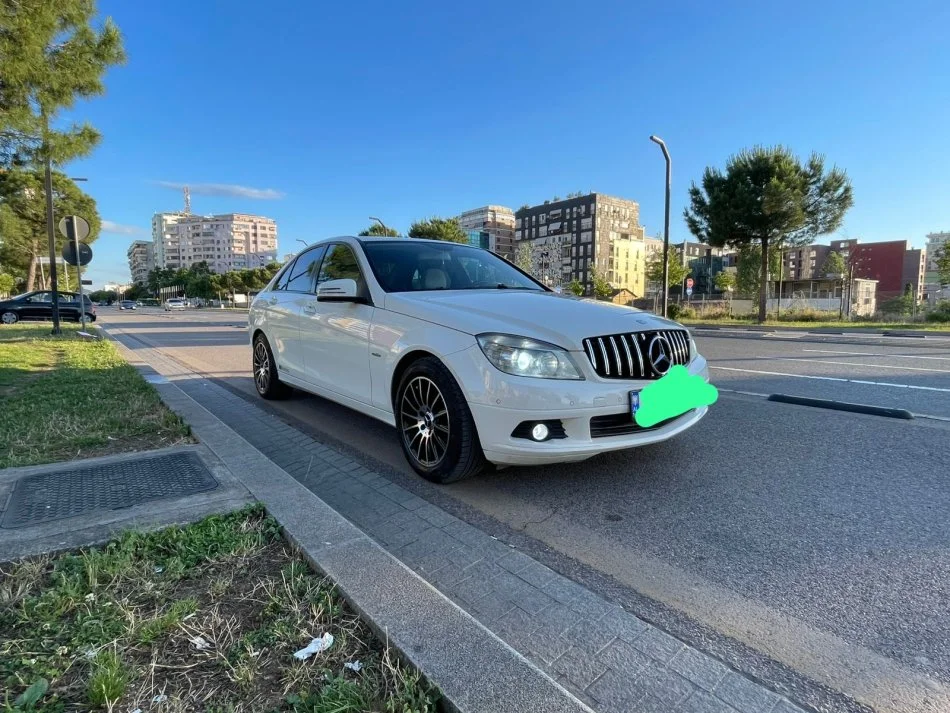 Tirane, shitet makine MERCDES BENZ W204 Nafte, e bardhë manuale Klima 210 km 6.500 €