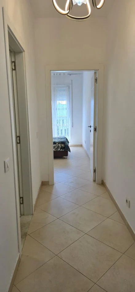 Tirane, shes apartament 3+1+Ballkon Kati 8, 134 m² 260.000 € (Shkolla e Bashkuar)