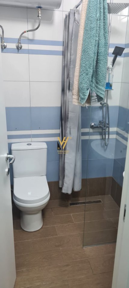 Tirane, jepet me qera apartament 1+1+Ballkon Kati 4, 50 m² 400 € (ALI DEMI)