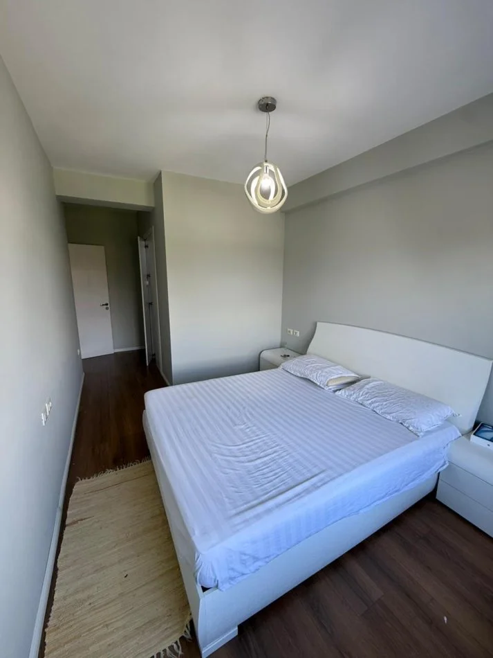 Tirane, jepet me qera apartament duplex 2+1+Ballkon Kati 1, 124 m² 1.000 € (kodra e diellit)