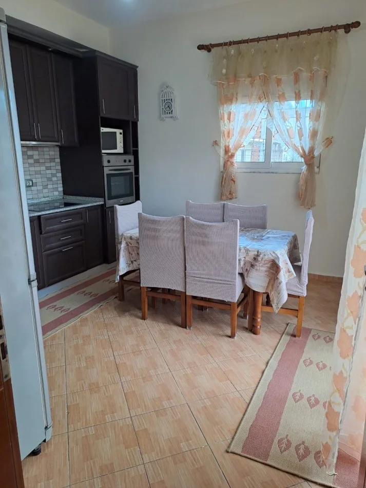 Tirane, jepet me qera shtepi 2+1+Ballkon Kati 2, 100 m² 500 € (rruga Teodor Keko)
