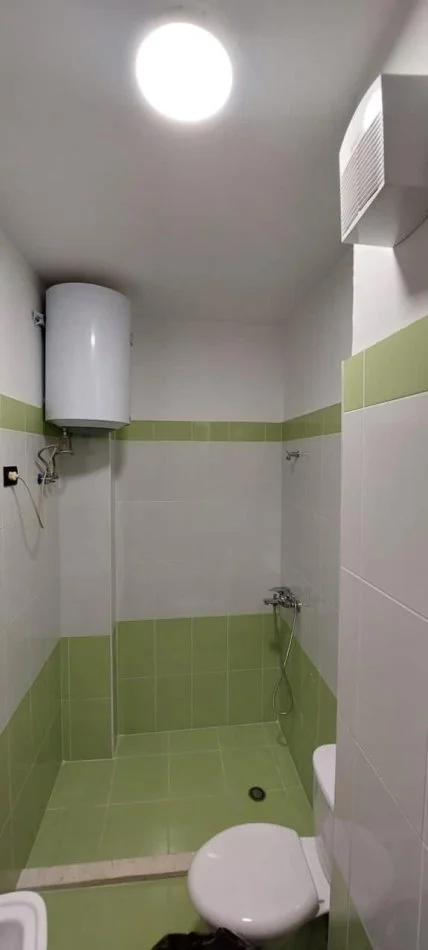 Tirane, jepet me qera apartament 2+1+Ballkon Kati 7, 140 m² 550 € (rruga Hamdi Sina)