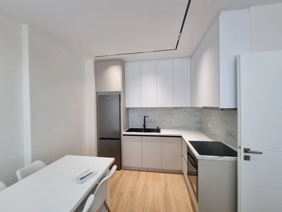 Tirane, jepet me qera apartament 2+1 Kati 4, 93 m² 750 € (Porcelan)