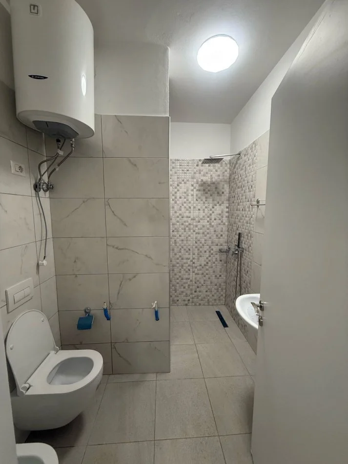 Tirane, jepet me qera apartament 1+1+Ballkon Kati 9, 75 m² 450 € (rruga tre Deshmoret)