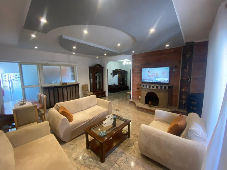 Tirane, jepet me qera apartament 2+1+Ballkon Kati 6, 112 m² 1.000 € (Bulevardi Zogu i Pare)