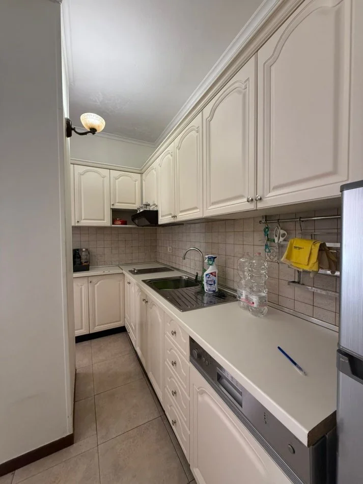 Tirane, jepet me qera apartament 2+1 Kati 4, 90 m² 750 € (Bllok)