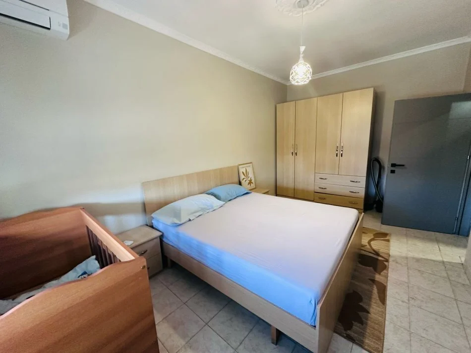 Tirane, jepet me qera apartament 2+1+Ballkon Kati 4, 80 m² 550 € 