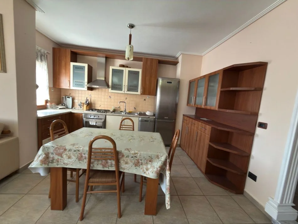 Tirane, jepet me qera apartament 2+1 Kati 9, 125 m² 800 € 