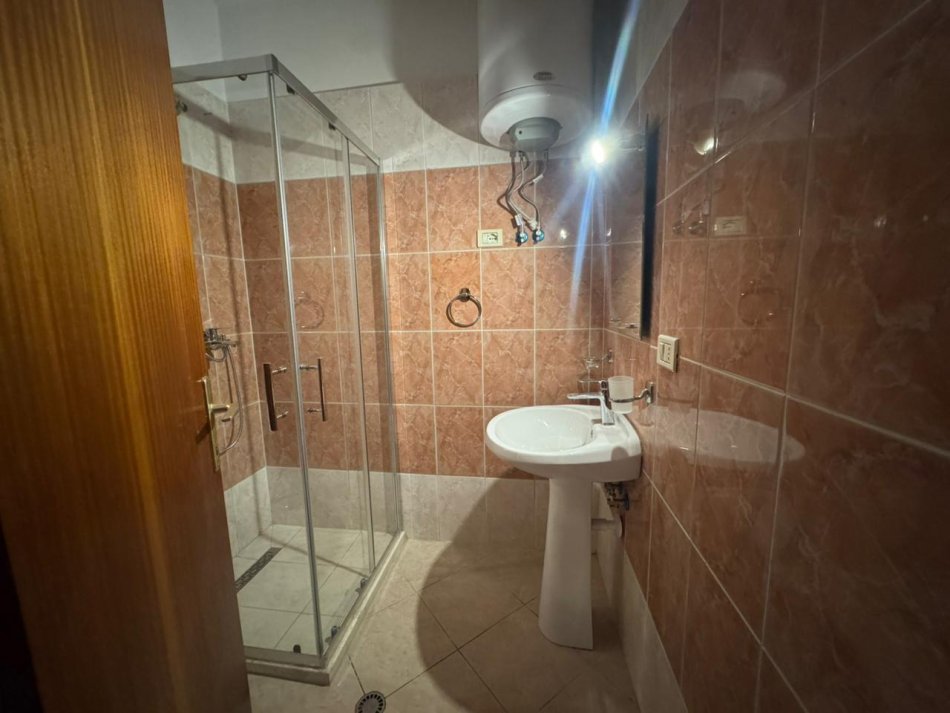 Tirane, jepet me qera apartament 3+1+2,  Kati 6, 134 m² 800 € (Stacioni Trenit)