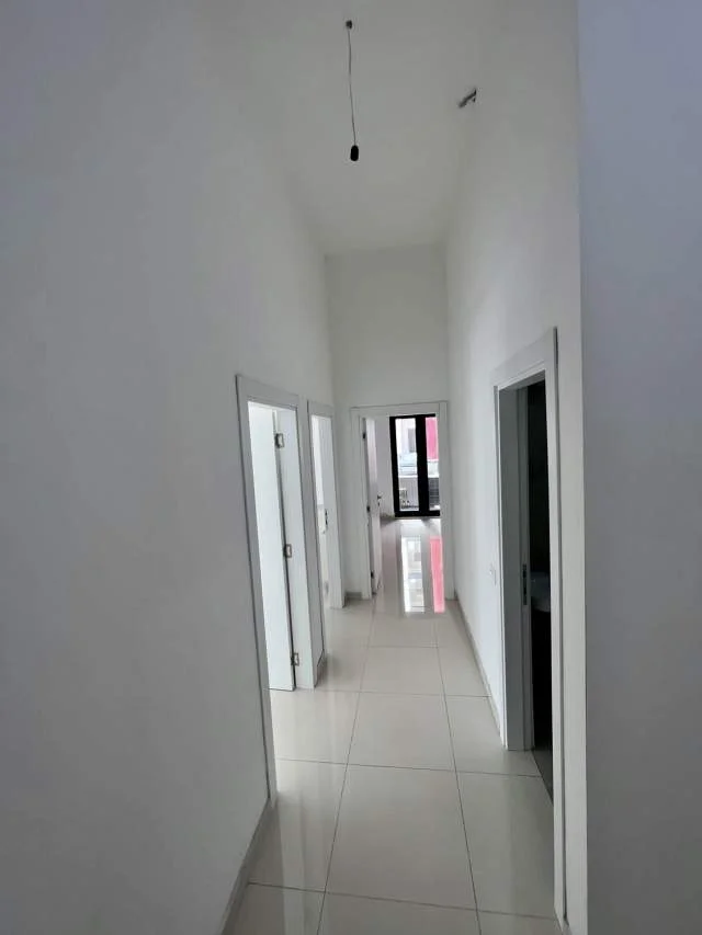 Tirane, jepet me qera ambjent biznesi Kati 1, 85 m² 500 Euro (Farmacia 10 te Arlis)