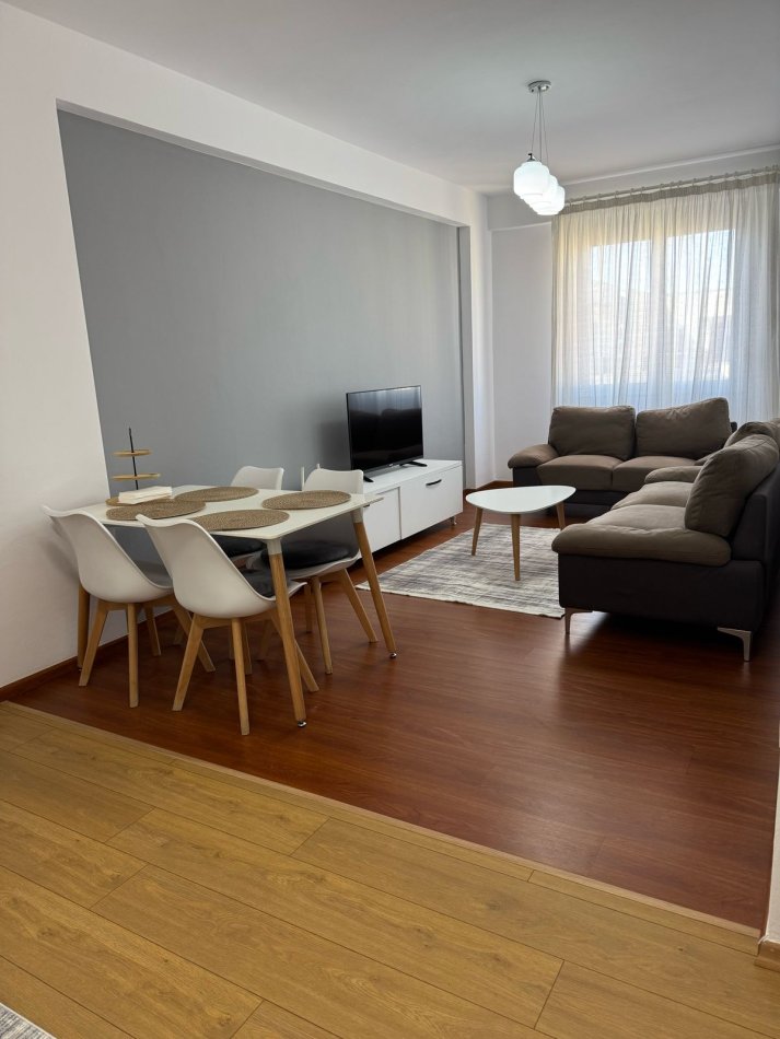 Tirane, jepet me qera apartament 2+1+Aneks+Ballkon Kati 8, 80 m² 600 € (rruga e kavajes)