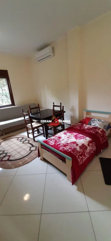 Tirane, jepet me qera garsoniere Kati 1, 30 m² 300 € (ne Kinostudio, prane “Kopshtit Lala”)