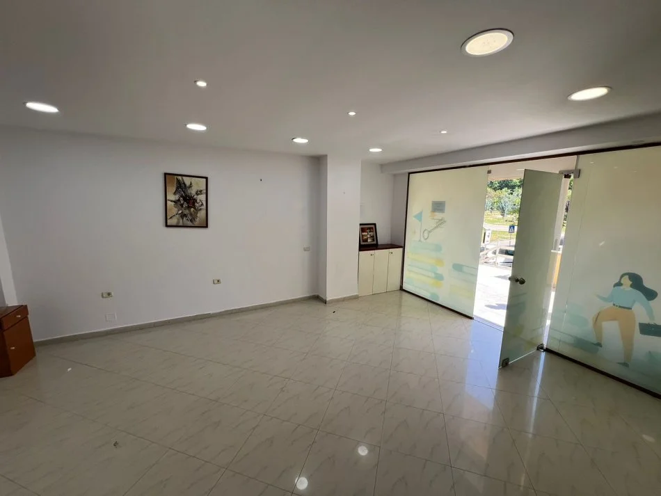 Tirane, jepet me qera dyqan Kati 0, 34 m² 280 € (Porcelan)