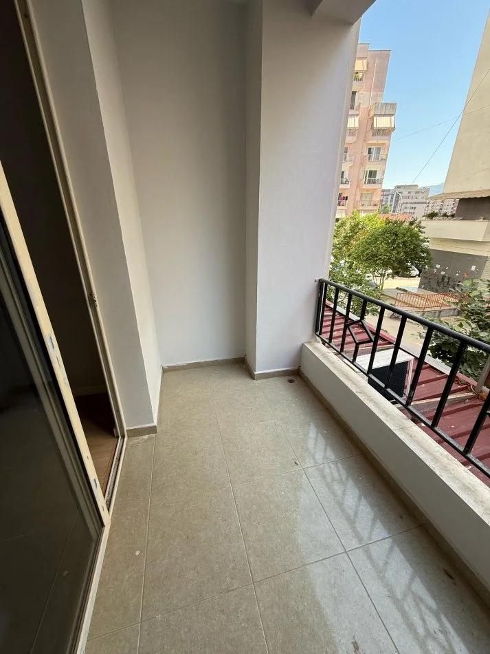 Tirane, shitet apartament 2+1+Ballkon Kati 1, 92 m² 128.000 € (Yzberisht)