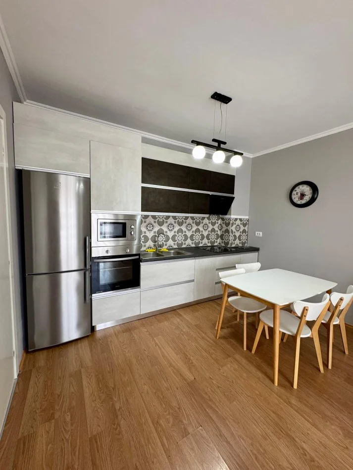Tirane, jepet me qera apartament 1+1+Ballkon Kati 3, 70 m² 750 € (Pranë Xhamisë)